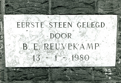 3845 FD010989 Oude Wetering 5 (Mastenbroekerpolder): gevelsteen: eerste steen gelegd door B.E. Reuvekamp 13-1-1980 . , 1992