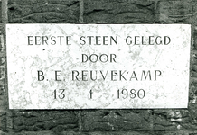 3845 FD010989 Oude Wetering 5 (Mastenbroekerpolder): gevelsteen: eerste steen gelegd door B.E. Reuvekamp 13-1-1980 . , 1992
