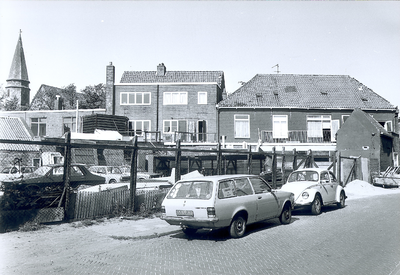 397 FD006524 Van Ittersumstraat naast 18 en achterkant van Van Karnebeekstraat., 1977