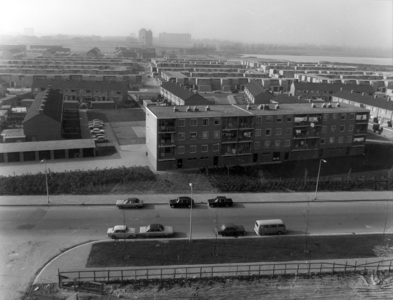 4041 FD000002 Aalanden-midden, 1972 gezien vanuit het noordoosten vanaf het Hervormd Verzorgingshuis Rivierenhof aan ...