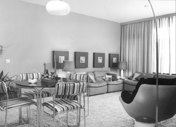 4047 FD000007 Aalanden-midden modern interieur modelwoning, 1973. Met hoogpolig tapijt, kuipstoel, leren stoelen, ronde ...