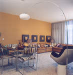 4048 FD000007-01 Aalanden-midden modern interieur modelwoning, 1973. Met hoogpolig beige tapijt, kuipstoel, leren ...
