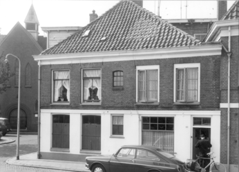 4061 FD000618 Woningen aan het Assiesplein. Later behorende tot de firma Bruggeman; speciaalzaak in tuinbenodigdheden., ...