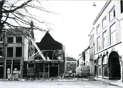 4090 FD001242 De automatiek van Woolthuis na de brand op 18-02-1979. Het pand lag op de hoek Sassenstraat met de ...