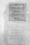 4179 FD002594 Twee gevelstenen aan de Diezerpoortenplas met de tekst: De eerste steen gelegd door H. Kamphuis 1887 en ...