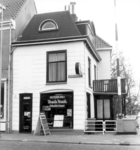 4188 FD002605 Het reisbureau Henk Oost/Schutte Tours aan de Diezerpoortenplas in de Diezerpoort., 00-00-1985