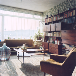 4601 FD000007-02 Aalanden-midden interieur woning, 1973. Woonkamer met teakhouten wandmeubel, grote mandfles, fauteuil ...