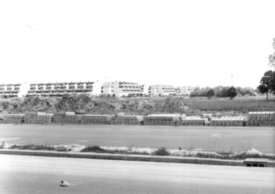 4605 FD000010-01 Aalanden-midden, flats aan de Dobbe gezien, 1978. van af de Middelweg. Op de voorgrond bouwmaterialen ...