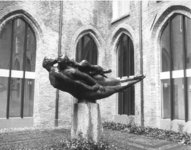 4635 FD000026 Standbeeld De Muzen van Marius van Beek (brons; 1979) in de binnenhof van het Broerenklooster. Op de ...