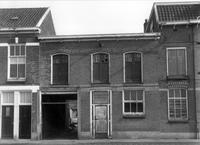 4658 FD000680 Woningen en bedrijfspanden aan de Assiesstraat. Deze panden zouden spoedig gesaneerd worden., 00-00-1972
