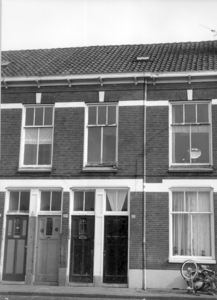 4660 FD000682 Woningen aan de Assiesstraat. Deze zouden spoedig gesaneerd worden., 00-00-1972