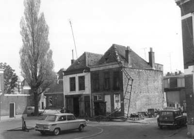 4663 FD000685 Onbewoonbaar verklaarde woningen aan de Assiesstraat. Deze panden zouden spoedig afgebroken worden., 00-00-1972