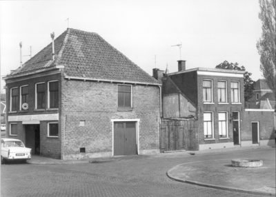 4665 FD000687 Bedrijfspand aan de Assiesstraat; eigenlijk Koningshoek met Viskorvengang. Het hoekpand was in gebruik ...
