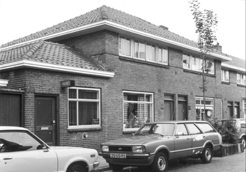 4669 FD000691 Assendorp: Links de wijkpolitiepost aan de Asterstraat . De wijkagent was in 1981 Bertus Diele., 00-00-1981