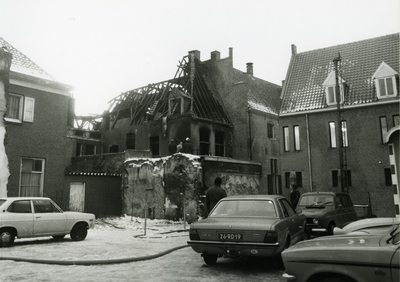 4686 FD001285 Gezicht op de achterzijde van een uitgebrand pand aan de Bloemendalstraat na de brand van 7 januari 1979. ...