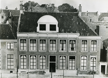 4701 FD001303 Het woonhuis van de dichter Rhijnvis Feith (1753-1824) in de Bloemendalstraat in het centrum van de stad. ...
