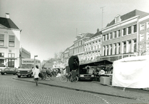 4827 FD004812 Grote Markt de rotonde is bezet door de Chemokar, naast Icarus, 15-01-1989