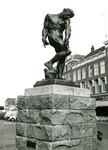 4842 FD004828 Grote Markt na plaatsen van Adam, bronzen beeld van Auguste Rodin in maart 1965 verworven en in november ...