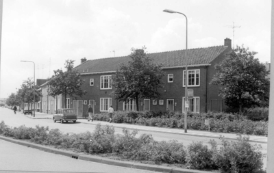 5008 FD011686 Rembrandtlaan vanaf de splitsing Holtenbroekerweg., 1973