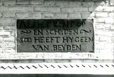 5066 FD012691 Sassenstraat 5. Gevelsten met tekst: als het komt op en scheyden heeft hij geen van beyden ., 1978