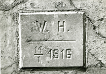 5080 FD013344 Spinhuisbredehoek 1: gevelsteen met de tekst W.H. 14 1 1916 . Het geeft de waterhoogte aan., 1973
