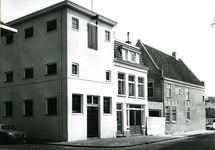 5088 FD013354 Spinhuisbredehoek 2 en 4: kantoor en pakhuis van de firma Ten Doesschate., 1972
