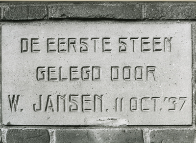 5287 FD001339 Bloksteeg 1: De eerste steen gelegd door W. Jansen, 11 oct. '37. De Bloksteeg is vandaag de dag een ...
