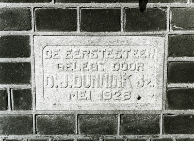 5295 FD001348 Bloksteeg 2. De eerste steen (gelegd door D.J. Dusink Jz, mei 1926) zit in de zijgevel naast de deur. De ...