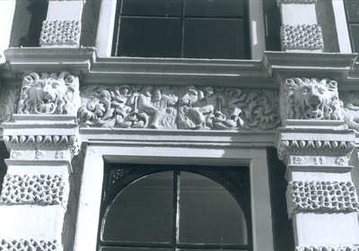5661 FD012748 Sassenstraat 33: detail van de fries boven de voordeur tussen 2 leeuwenkoppen van het Karel V-huis., 1982