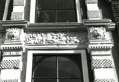 5664 FD012751 Sassenstraat 33: Karel V-huis; detail van de gevel, geplaatst boven de deur en tussen de twee ...