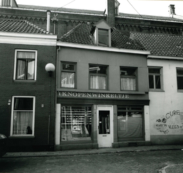 5677 FD013389 Spoelstraat 32; daarachter de Plantagekerk vanuit de Mandjesstraaat uit het noordwesten., 1986