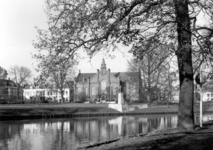 5711 FD014138 Ter Pelkwijkpark 17, vanaf het Groot Wezenland, met het verzetsmonument en de Plantagekerk., 1972