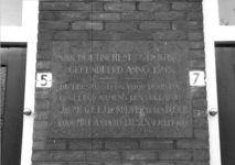 5814 FD000096 Albert Cuypstraat, 1977: gedenksteen, grote plaat tussen de voordeuren van 5 en 7:-- Van Doetinchem's ...