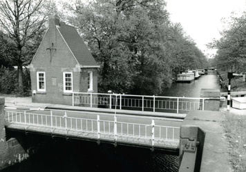 6075 FD009219 Menistensluis, Menistenbrug met sluiswachterswoning over de Nieuwe Vecht uit het zuidwesten., 1986