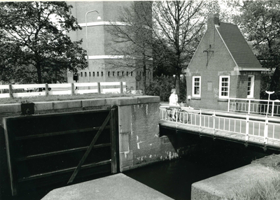 6076 FD009220 Menistensluis met sluiswachterswoning. Op de achtergrond de Watertoren., 1986