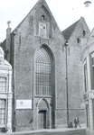 6224 FD012761-01 Sassenstraat 35: Bethlehemkerk. Links een gedeelte van de voorgevel van het Karel V-huis., 1972