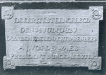 6257 FD012788 De eerste steen in de nieuwe stadhuisgevel. Op 14 juli 1821 gelegd door A.J. Vos de Wael, President ...