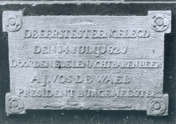 6257 FD012788 Sassenstraat 2: nieuwe stadhuis; gevelsteen met opschrift de eerste steen gelegd den 14 july 1821 door ...