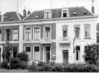 6321 FD014193 Ter Pelkwijkstraat 13-11; op nr. 13 pension Christine . Op nr. 11 kantoor notaris Rodermond. , 1972