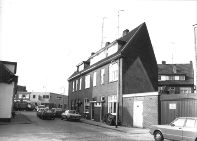6437 FD000825 Woningen aan de Balistraat in de wijk Diezerpoort. In 1909 werden de eerste huizen aan deze straat in de ...