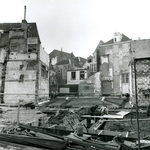 6705 FD010437 Nieuwstraat/ Roggenstraat, met zicht op de achterkant huizen aan de Grote Markt, uit het noorden., 1984