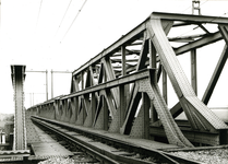 6850 FD013465 Spoorbrug over de Vecht, vanaf de Maatgravenweg 9. Ongelijke overspanningen., 1975