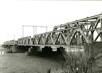 6851 FD013466 Spoorbrug over de Vecht, vanaf de Maatgravenweg. , 1975