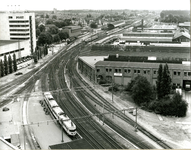 6864 FD013476 Spoorwegemplacement met op de achtergrond de wijk Assendorp, vanaf de Veeralleeflat. Links postkantoor ...