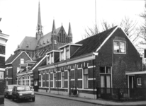 7005 FD000843 Woningen aan de Bartjensstraat in Assendorp met de Dominicanenkerk op de achtergrond., 00-00-1973