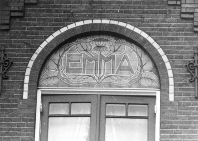 7167 FD003551 Emmastraat 3 in 1978. Detail boven venster Jugendstil tegeltableau zonnebloem met EMMA. Ontwerp ...