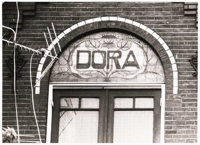 7169 FD003553 Tegeltableau met zonnebloem Jugendstil, Huize Dora Emmastraat 5, 5a in 1978. De panden Emmastraat 3 t/m ...