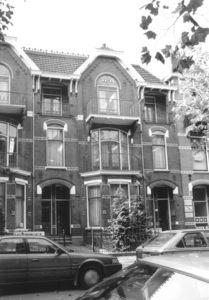 7170 FD003554 Links Huize Emma Emmastraat 3, 3a, rechts Huize Dora Emmastraat 5, 5a in 1990. De panden Emmastraat 3 t/m ...