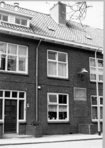 7533 FD014868 Vechtstraat: ingang naar Binnengasthuisstraat 17 en 18; gedenksteen 11 september 1923 met namen van het ...