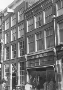 7696 FD002913 Voorgevel van de kledingwinkel J.C. Langemeijer aan de Diezerstraat in het centrum van de stad. Links van ...